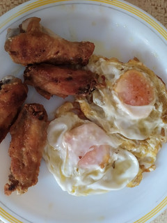 Una foto de Huevos fritos con alitas