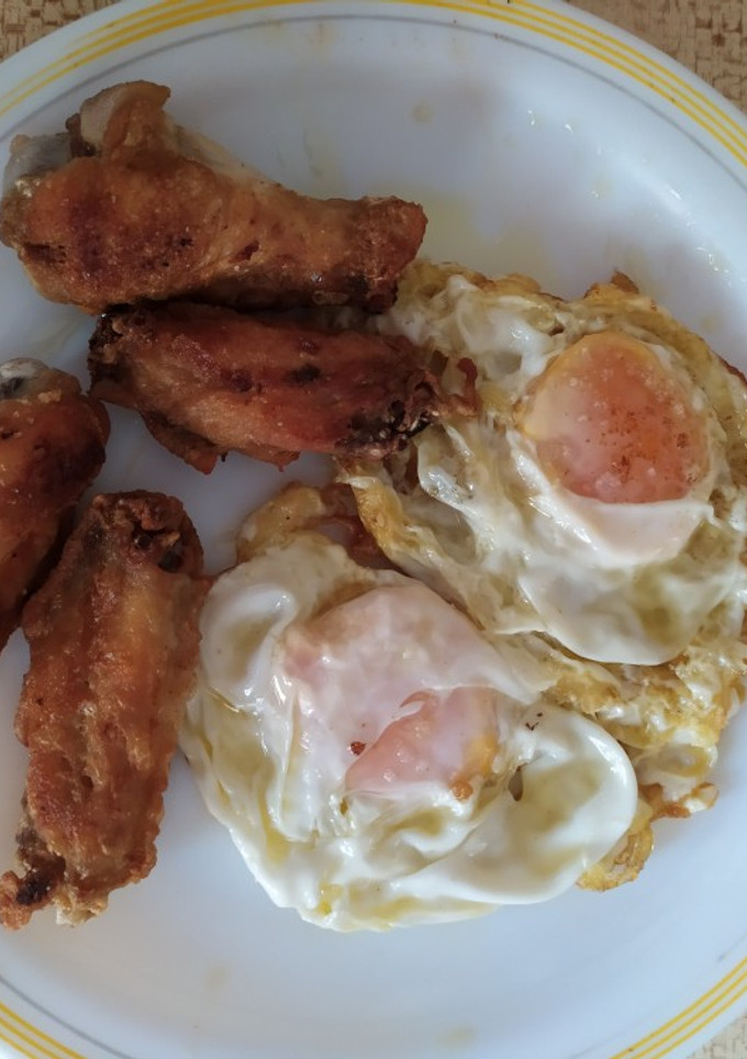 Una foto de Huevos fritos con alitas
