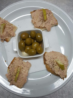 Una foto de Canapés de jamón cocido y manzana