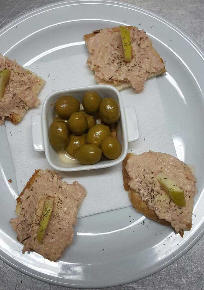 Una foto de Canapés de jamón cocido y manzana 