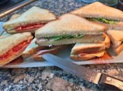 Una foto de sandwich salame y queso