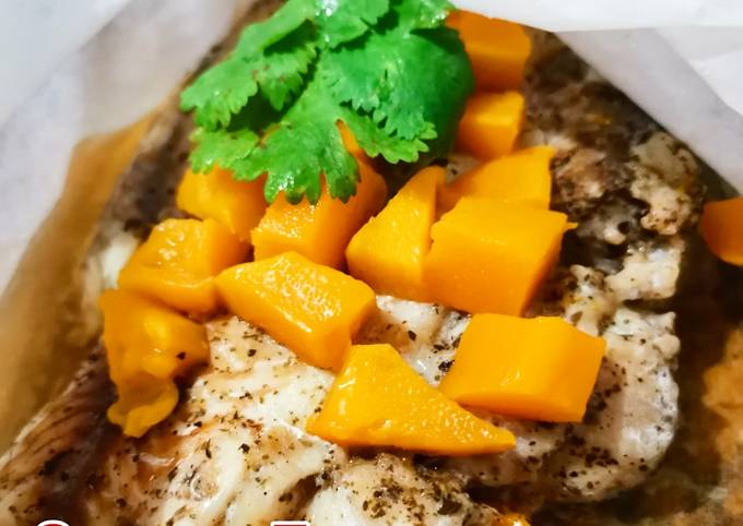 Cara Gampang Menyiapkan Steamed Fish w/ Mango &amp; Herb Anti Gagal