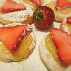 A picture of Lemon curd and strawberry puffs.