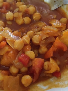 Una foto de Garbanzos guisados en salsa con papas