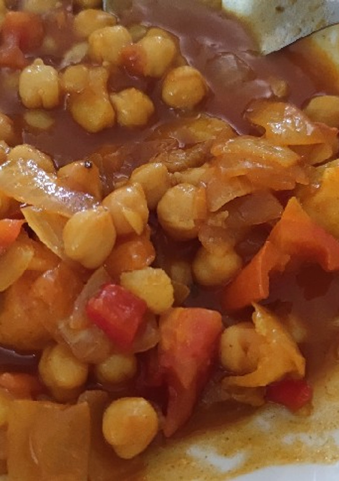 Una foto de Garbanzos guisados en salsa con papas