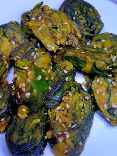 અળવી ના પાત્રા (Arvi Patra Recipe In Gujarati) રેસીપી મુખ્ય ફોટો