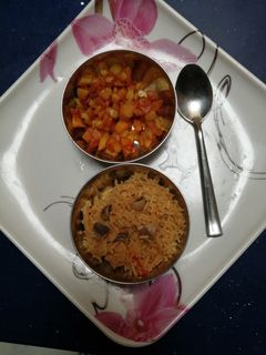 காளான் பிரியாணி, உருளைக்கிழங்கு ப்ரை (Kaalaan biryani & urulaikilanku fry recipe in tamil) செய்முறை முக்கிய புகைப்படம்