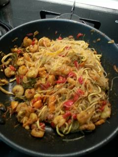Una foto de Fideos de arroz (noodles) con gambas