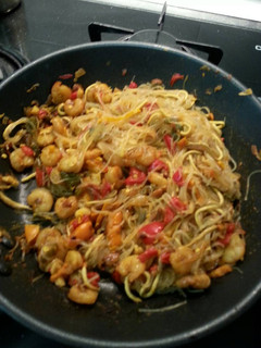 Una foto de Fideos de arroz (noodles) con gambas