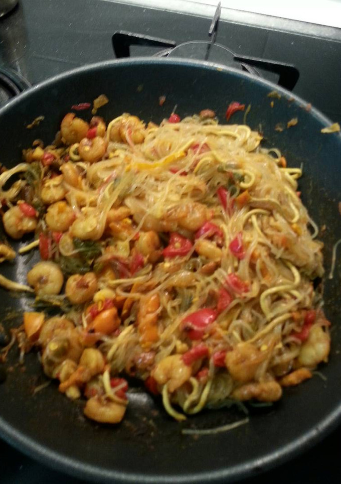 Una foto de Fideos de arroz (noodles) con gambas