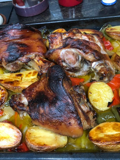 Una foto de Codillo al horno con patatas y verduras