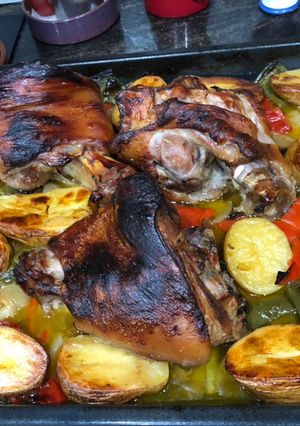 Una foto de Codillo al horno con patatas y verduras