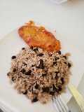 Arroz moro y pechuga milanesa