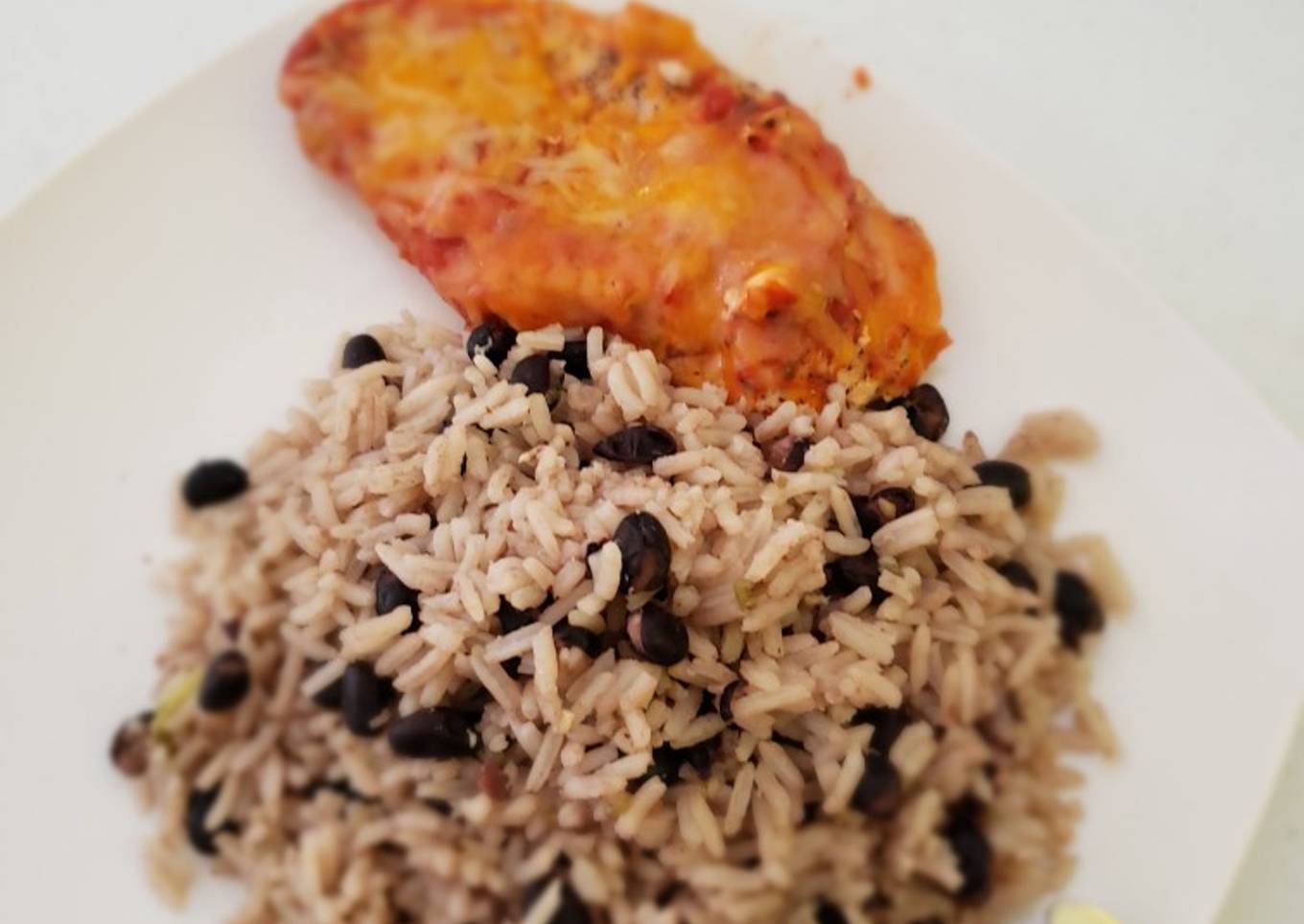 Arroz moro y pechuga milanesa