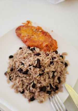Una foto de Arroz moro y pechuga milanesa