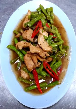 รูปของ ถั่วฝักยาวผกะปิใส่ไก่