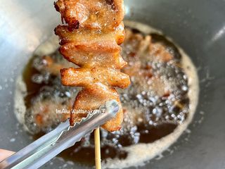 “หมูทอดเสียบไม้”