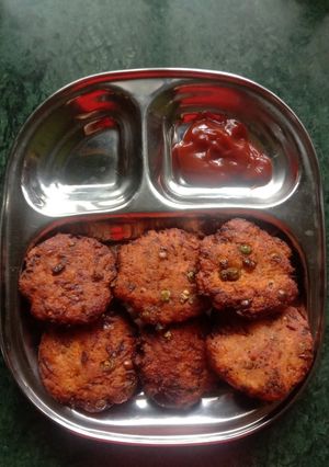 A picture of No aloo tikki / poha suji tikki.