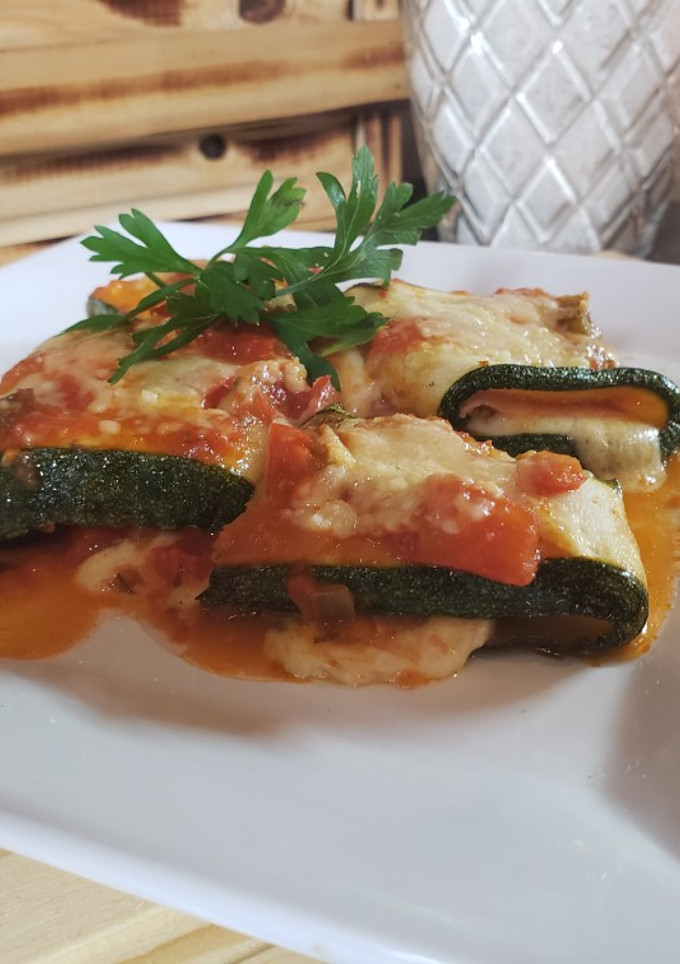 Una foto de Rolls de zucchini rellenos de jamón y queso👩‍🍳
