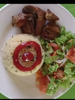 Una foto de Chicharrón de cerdo arroz de cilantro y ensalada de lechuga