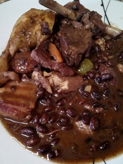 Una foto de Frijoles negros con carnes
