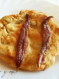 Una foto de Tortitas fritas de harina y aceitunas, sin huevo
