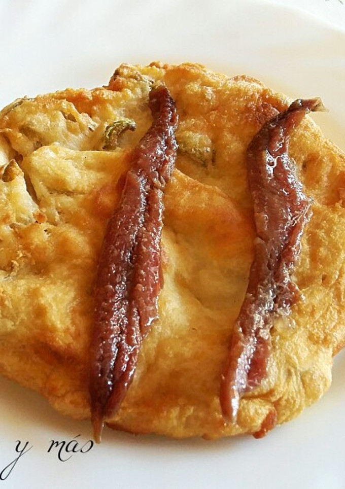 Una foto de Tortitas fritas de harina y aceitunas, sin huevo