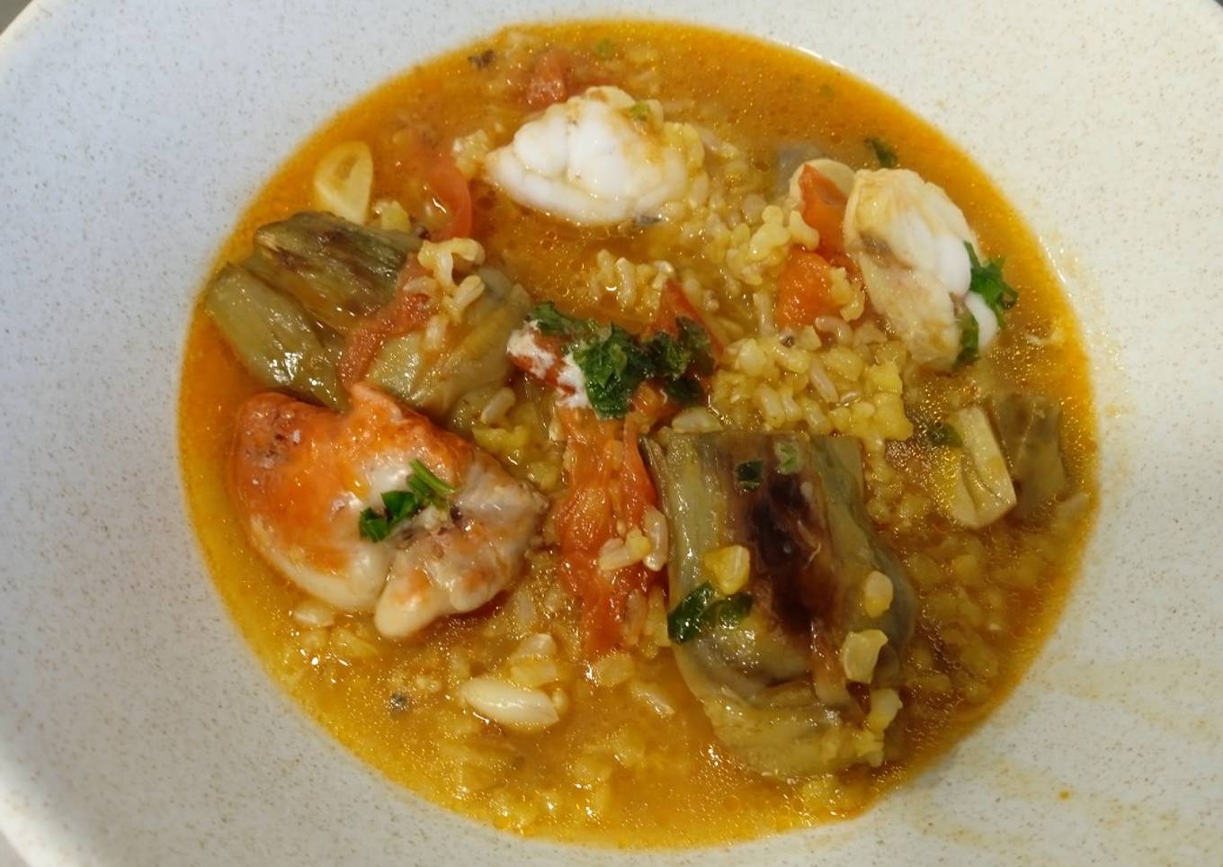 Arroz integral caldoso de rape y alcachofas