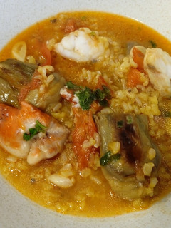 Una foto de Arroz integral caldoso de rape y alcachofas