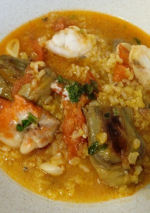 Una foto de Arroz integral caldoso de rape y alcachofas
