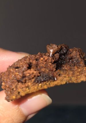 Una foto de Cookies de algarroba, coco y chips de chocolate