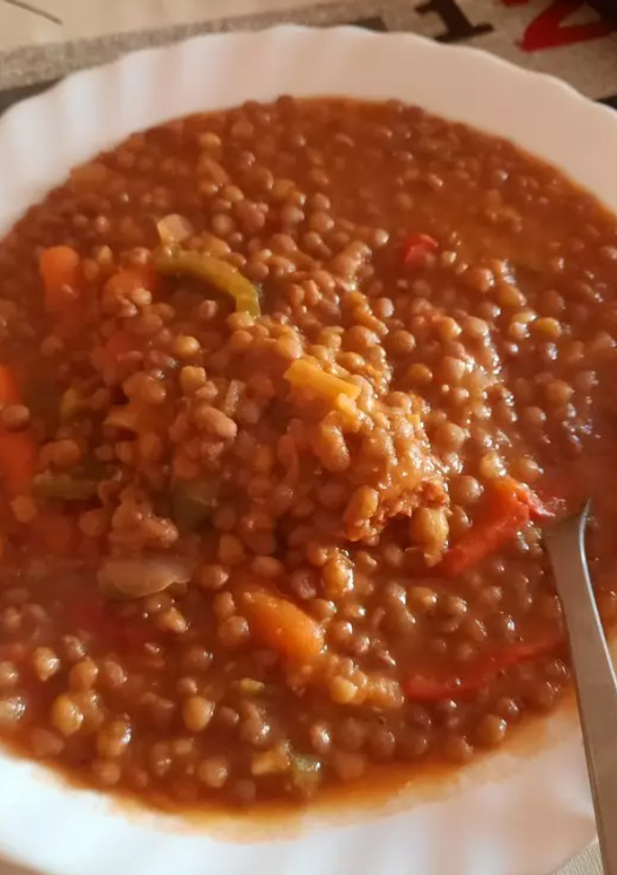 Una foto de Lentejas de bote con verduras y chorizo
