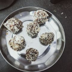 A picture of Dates laddoo.
