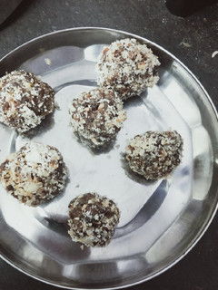 A picture of Dates laddoo.