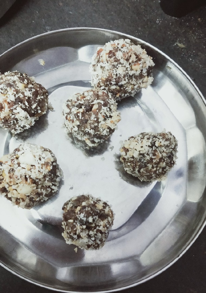A picture of Dates laddoo.