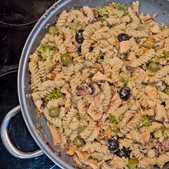 A picture of Houmous Pasta With Chicken & Vegetables.