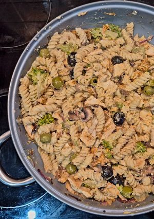 A picture of Houmous Pasta With Chicken & Vegetables.