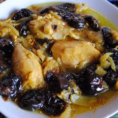 A picture of Persian prune stew with chicken.