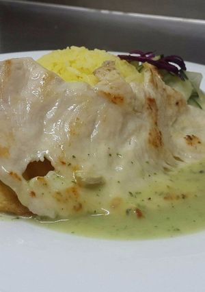 Una foto de Filete de pollo con suave salsa de cilantro