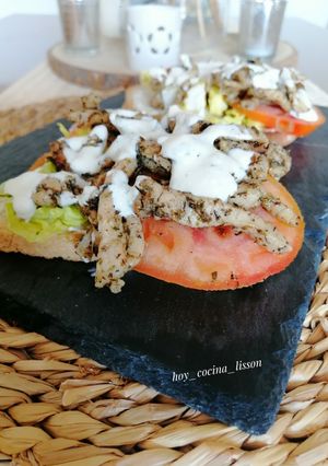 Una foto de Tostas de lomo marinado