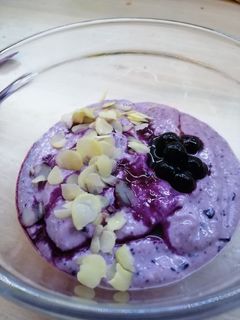 Áfonyás-banános krémtúró szeletelt mandulával recept fotója