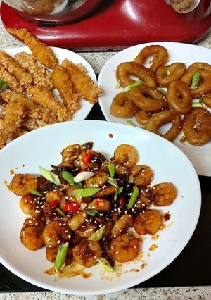 A picture of My Chilli, Garlic Prawns in a Sauce with some tempura prawns 🥰.