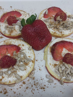 Una foto de Tartitas de manzanas🍎🍓🍓🍎