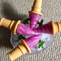 A picture of Falsa lollipops.