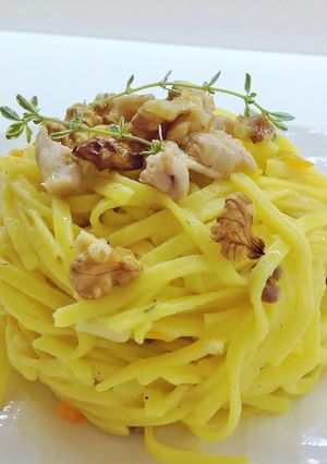 Foto di Taglioli all'uovo con ragù di coniglio, olive e noci