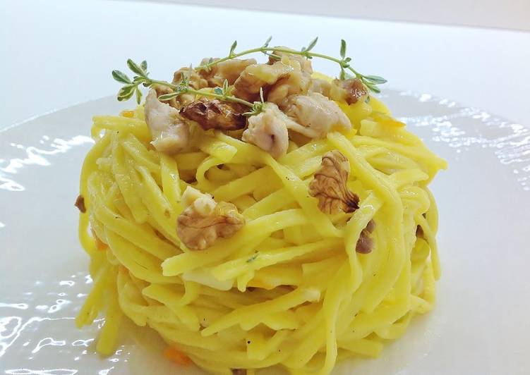Taglioli all'uovo con ragù di coniglio, olive e noci