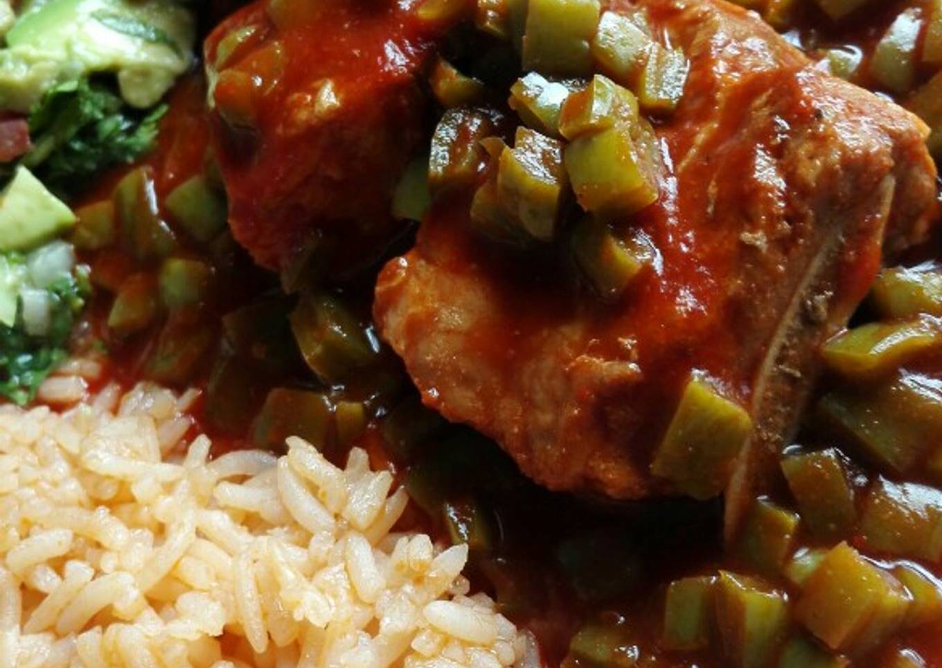 Costillas de puerco con chile colorado y nopal