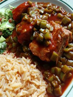 Una foto de Costillas de puerco con chile colorado y nopal