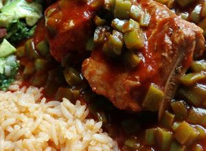 Una foto de Costillas de puerco con chile colorado y nopal