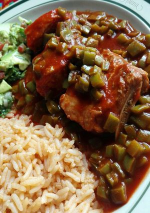 Una foto de Costillas de puerco con chile colorado y nopal